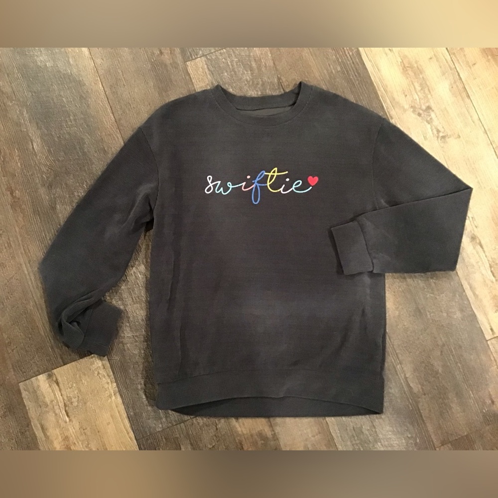 TAYLOR SWIFT “Swiftie” Charcoal Shirt size M (Oversized)